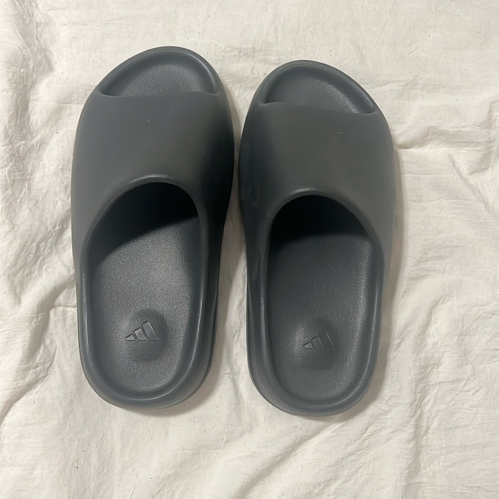 Yeezy Slides- size 7US